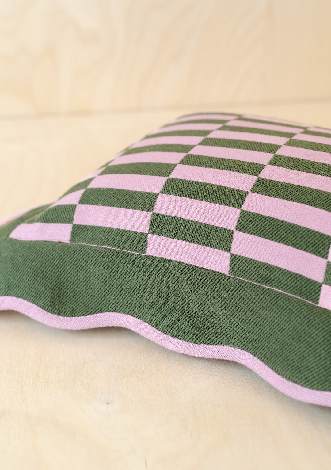 Olivgrüner Kissenbezug aus Baumwolle mit Schachbrettmuster
