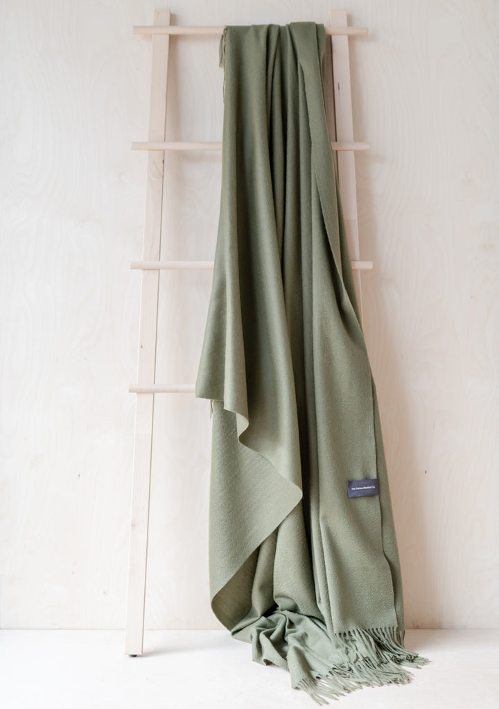 Sample Sale Cashmere Blanket in Olive