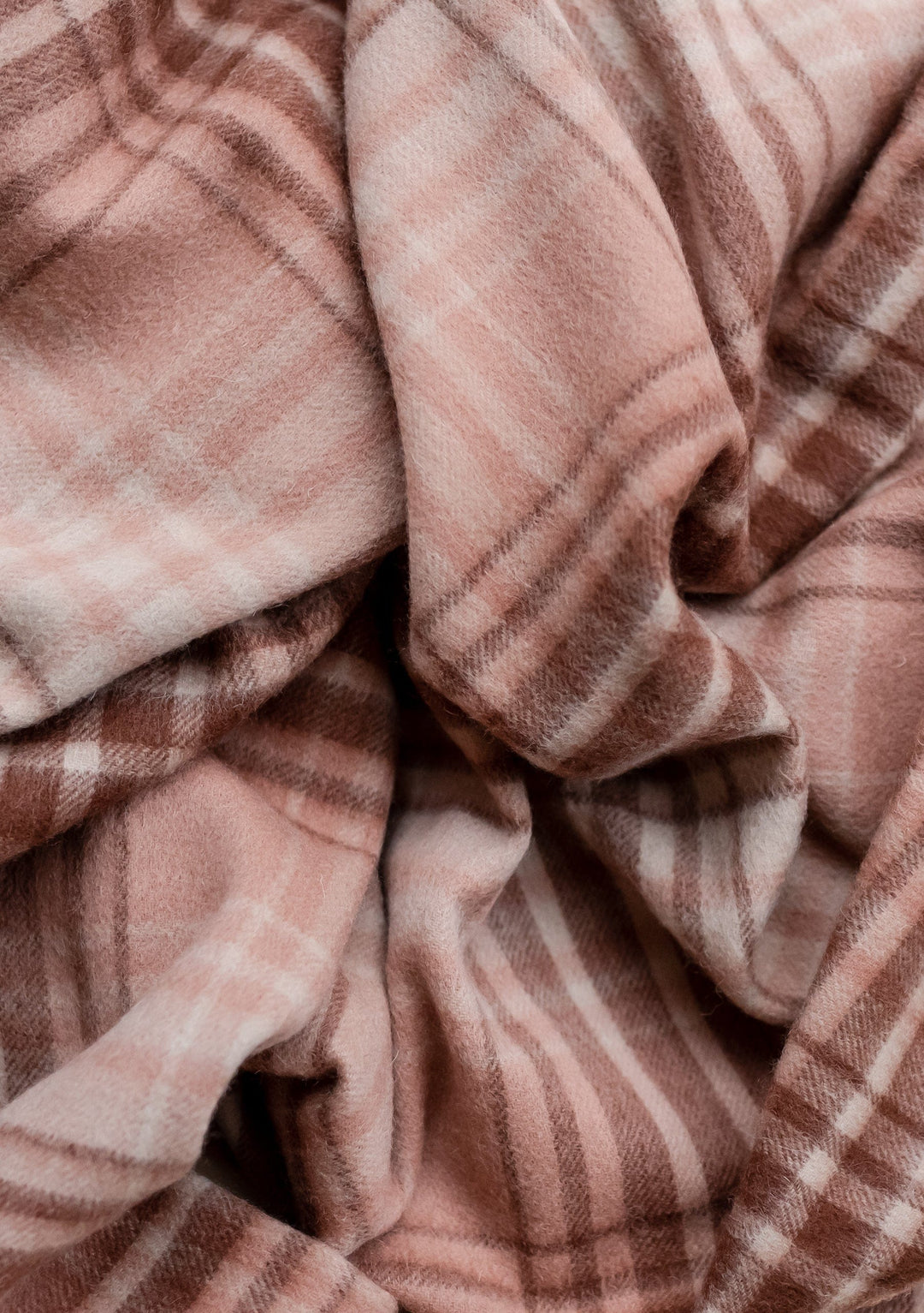 Kleine Decke aus Lammwolle mit Farbverlaufskaro in Blush