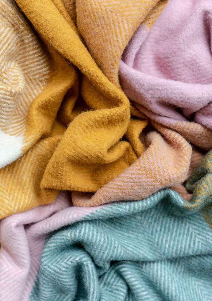 Decke aus recycelter Wolle mit Fischgrätmuster in Salbeigrün