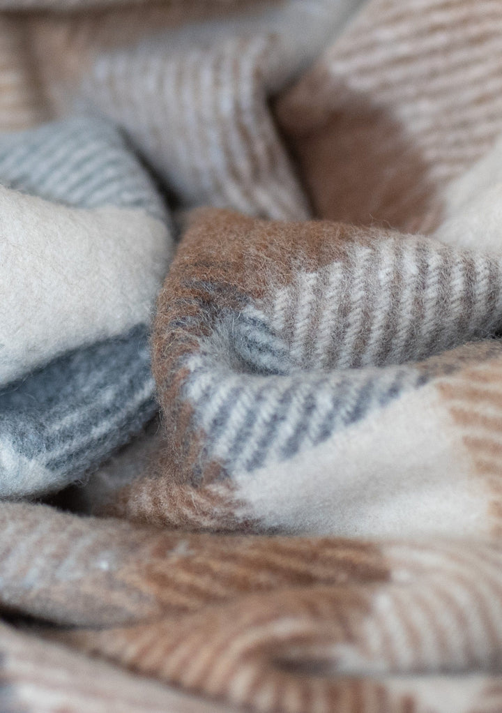 Decke aus recycelter Wolle mit neutralem Karomuster