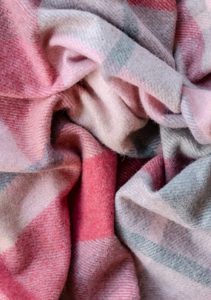 Petite couverture en laine recyclée à carreaux patchwork roses