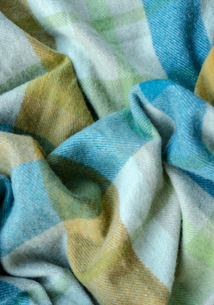 Kleine Decke aus recycelter Wolle mit türkisfarbenem Patchwork-Karomuster