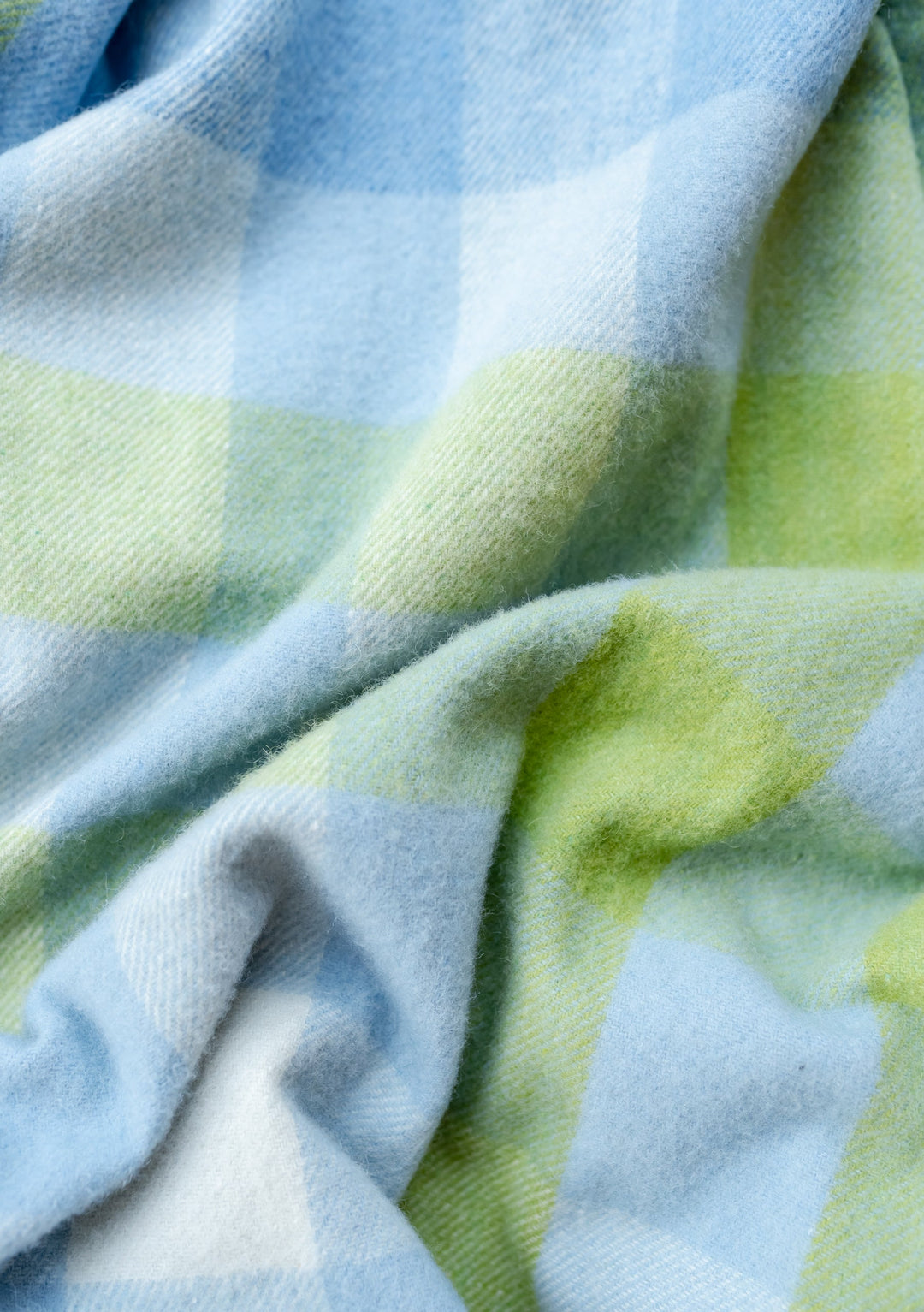 Decke aus recycelter Wolle mit blauem Gingham-Farbverlauf