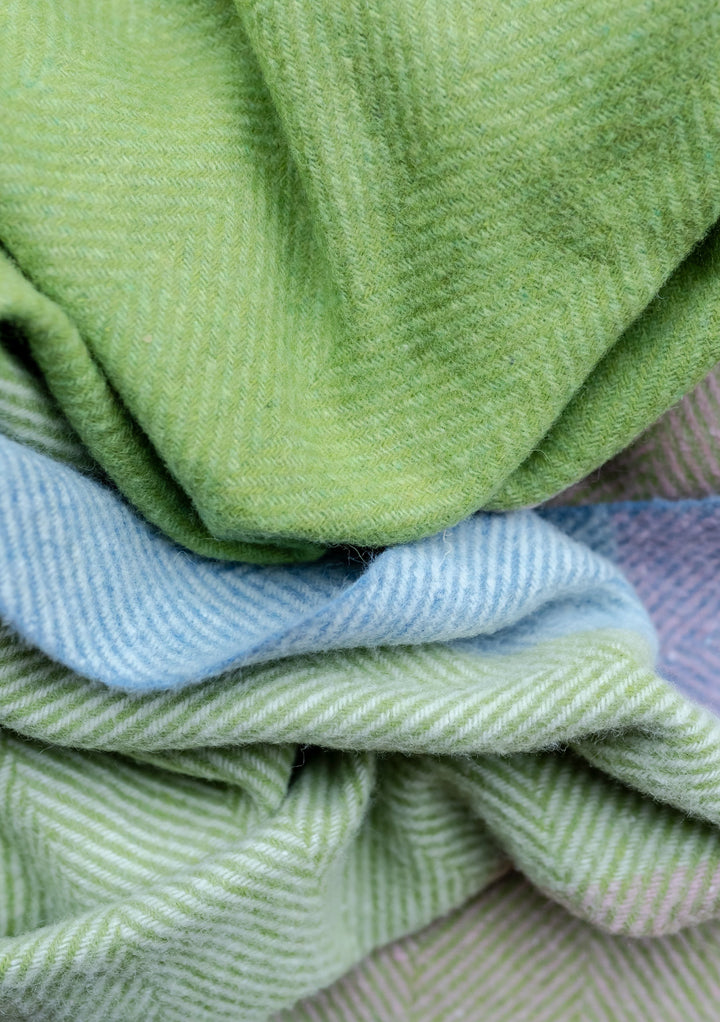 Decke aus recycelter Wolle mit grünem Fischgrätenmuster 