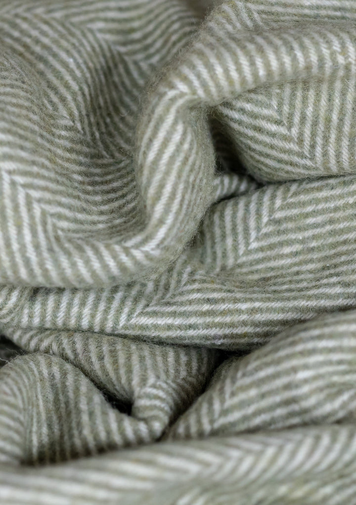 Extra große Decke aus recycelter Wolle mit olivfarbenem Fischgrätenmuster