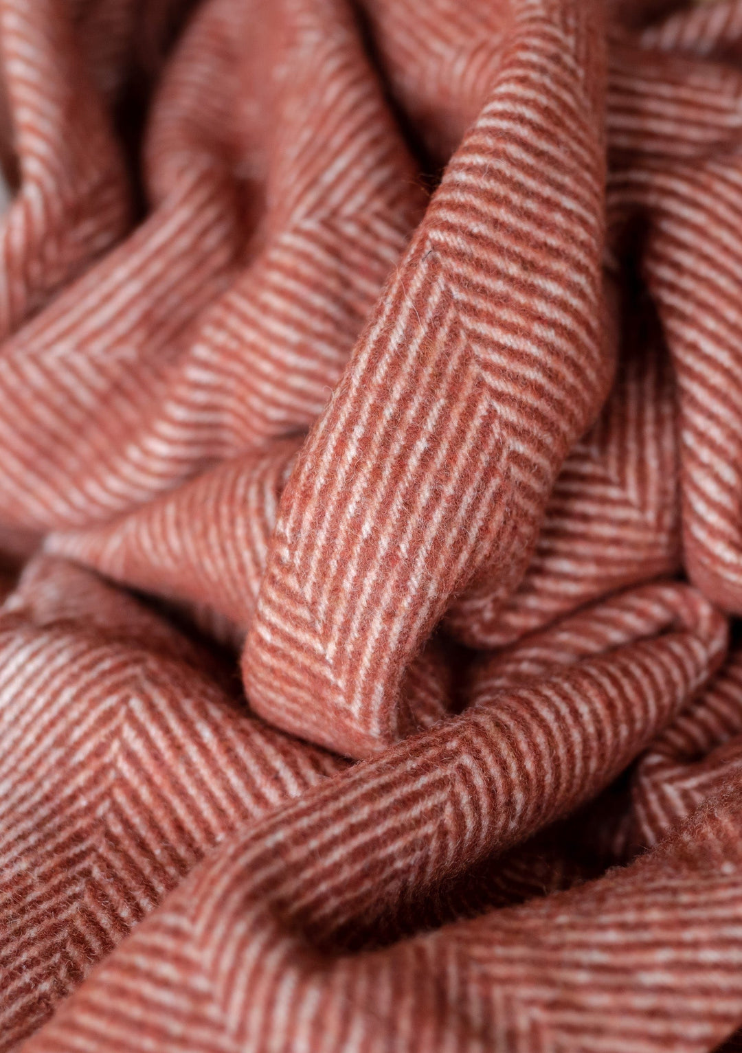 Kleine Decke aus recycelter Wolle mit rostfarbenem Fischgrätenmuster