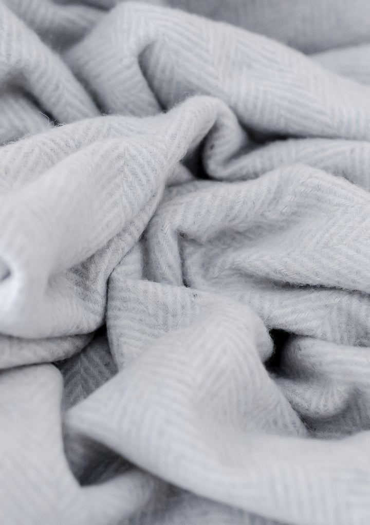 Decke aus recycelter Wolle mit silbernem Fischgrätenmuster