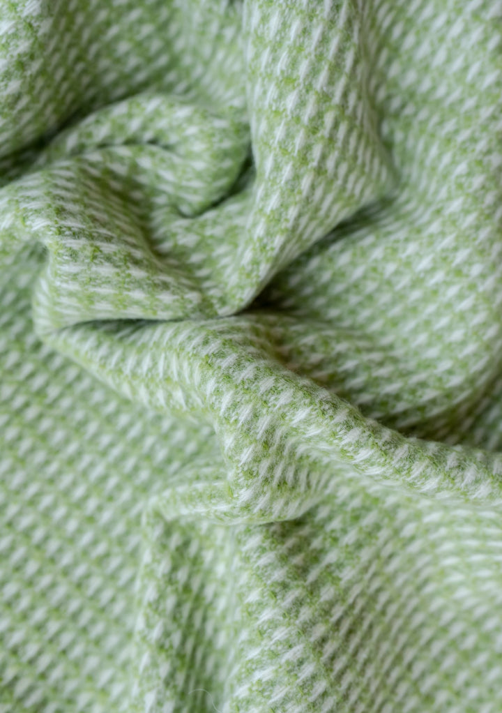 Decke aus recycelter Wolle in grüner Waffeloptik
