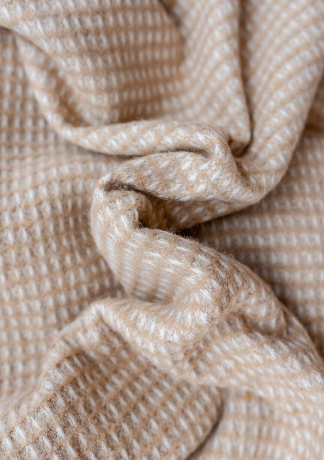 Decke aus recycelter Wolle in neutraler Waffeloptik