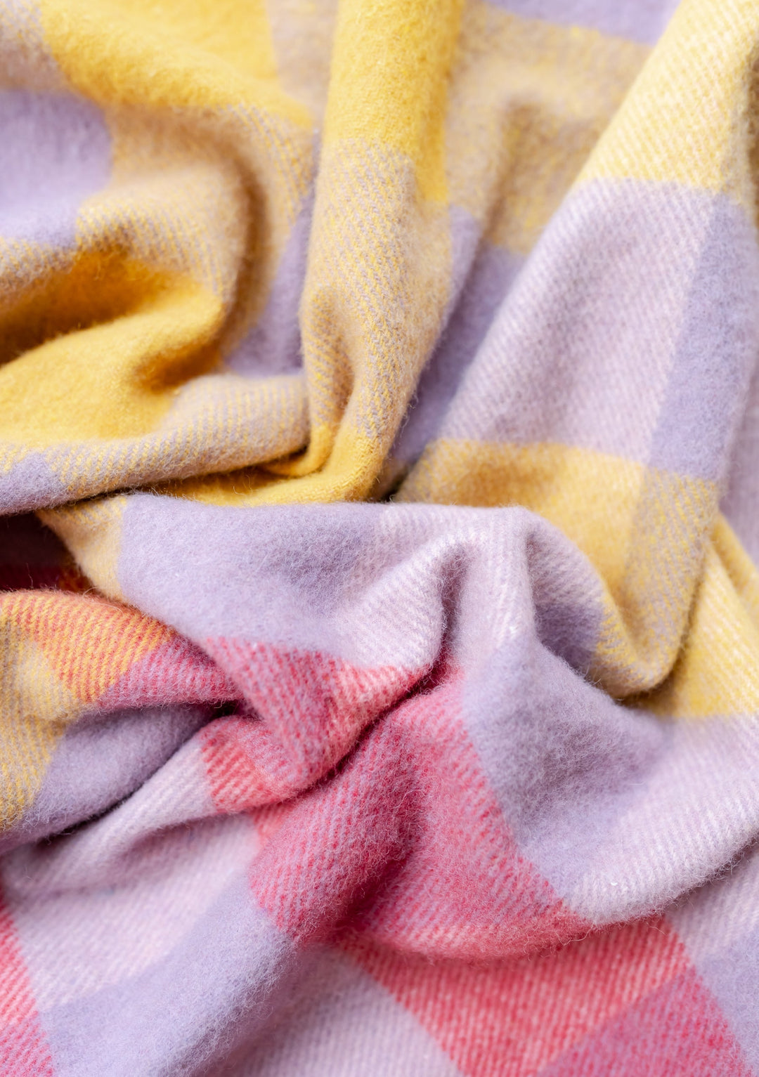 Kleine Picknickdecke aus recycelter Wolle in lilafarbenem Gingham-Farbverlauf