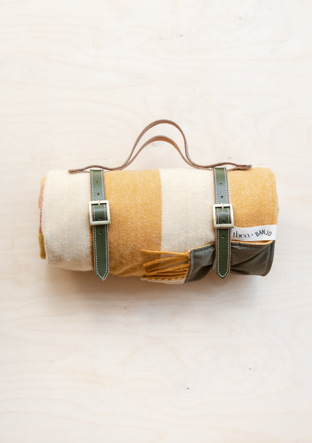 Couverture de pique-nique en laine recyclée TBCo x Banjo à carreaux à rayures dorées