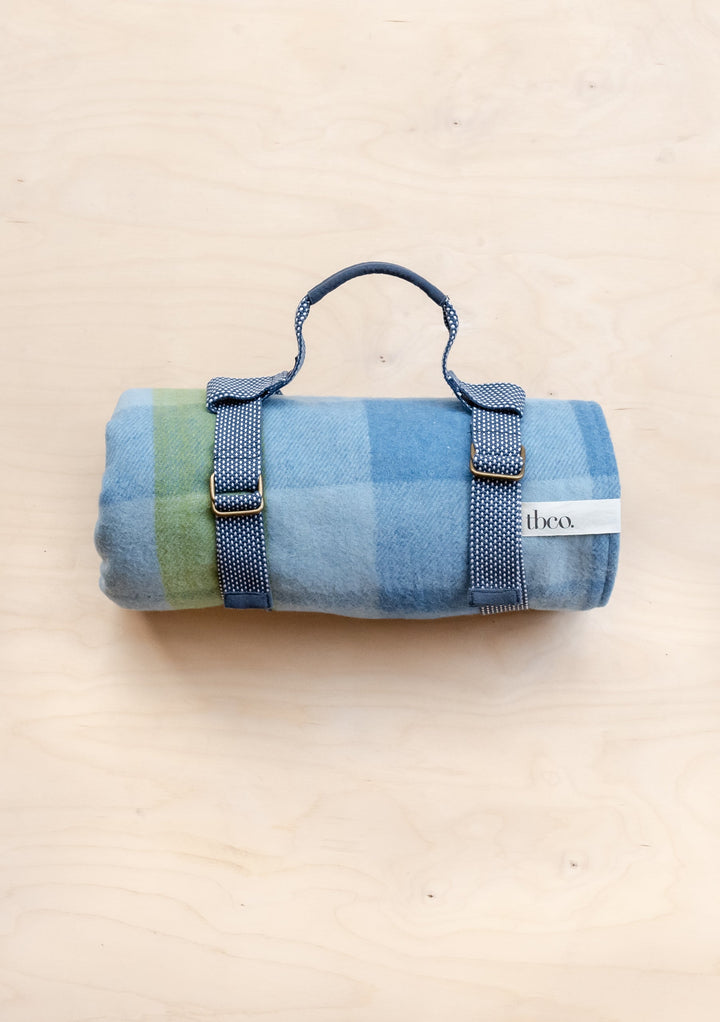 Picknickdecke aus recycelter Wolle mit blauem Gingham-Farbverlauf