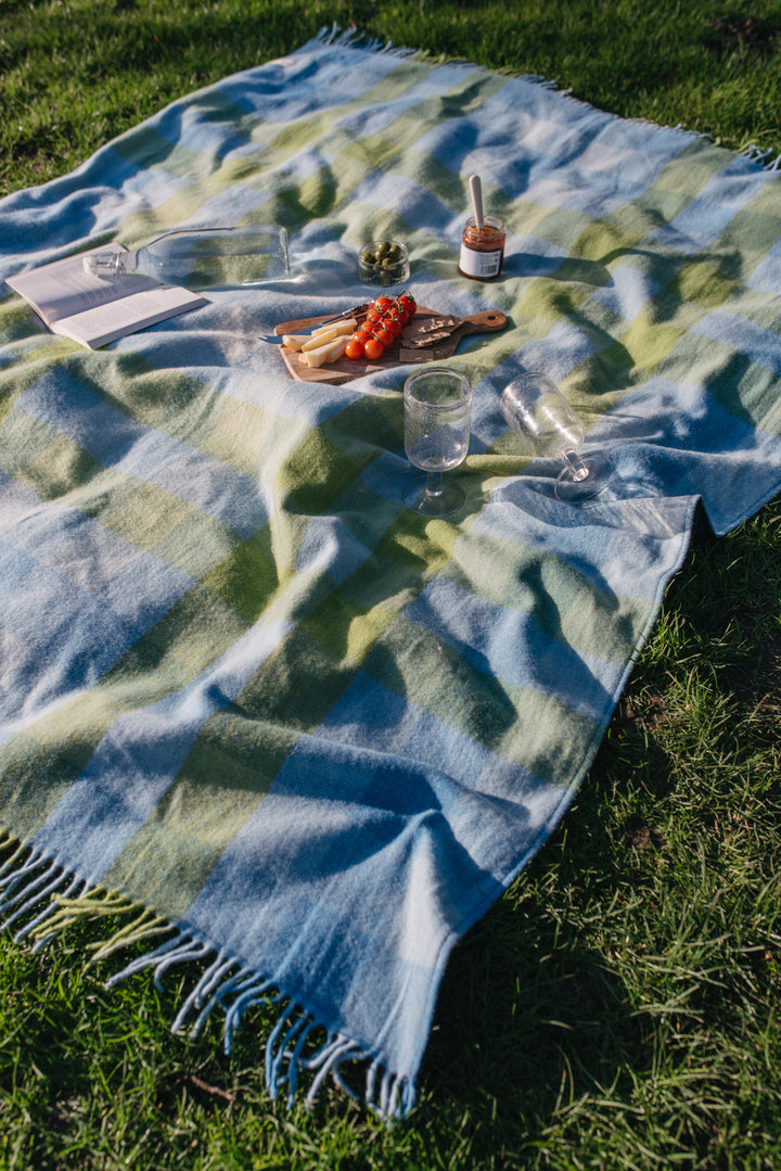 Picknickdecke aus recycelter Wolle mit blauem Gingham-Farbverlauf