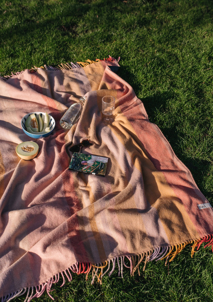 Picknickdecke aus recycelter Wolle mit Korallenstreifen