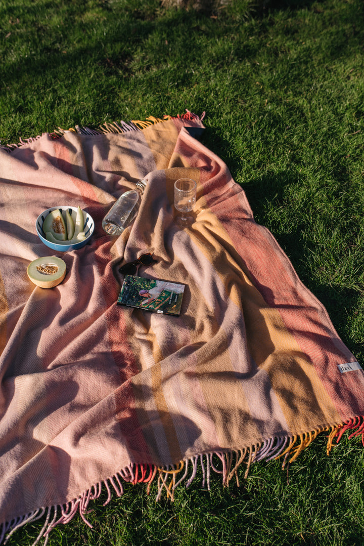 Picknickdecke aus recycelter Wolle mit Korallenstreifen