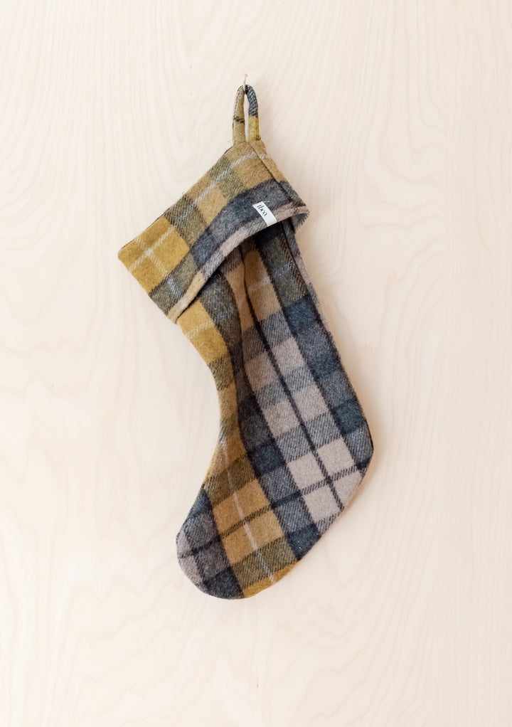 Weihnachtsstrumpf aus recycelter Wolle in Buchanan Natural Tartan