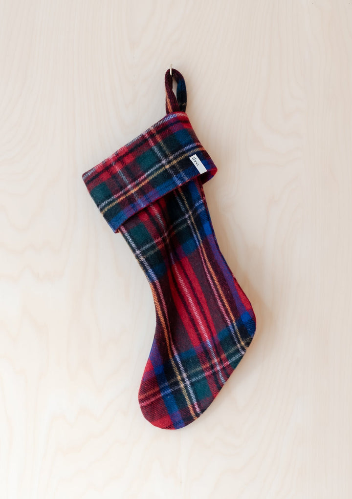 Weihnachtsstrumpf aus recycelter Wolle im Stewart Royal Tartan