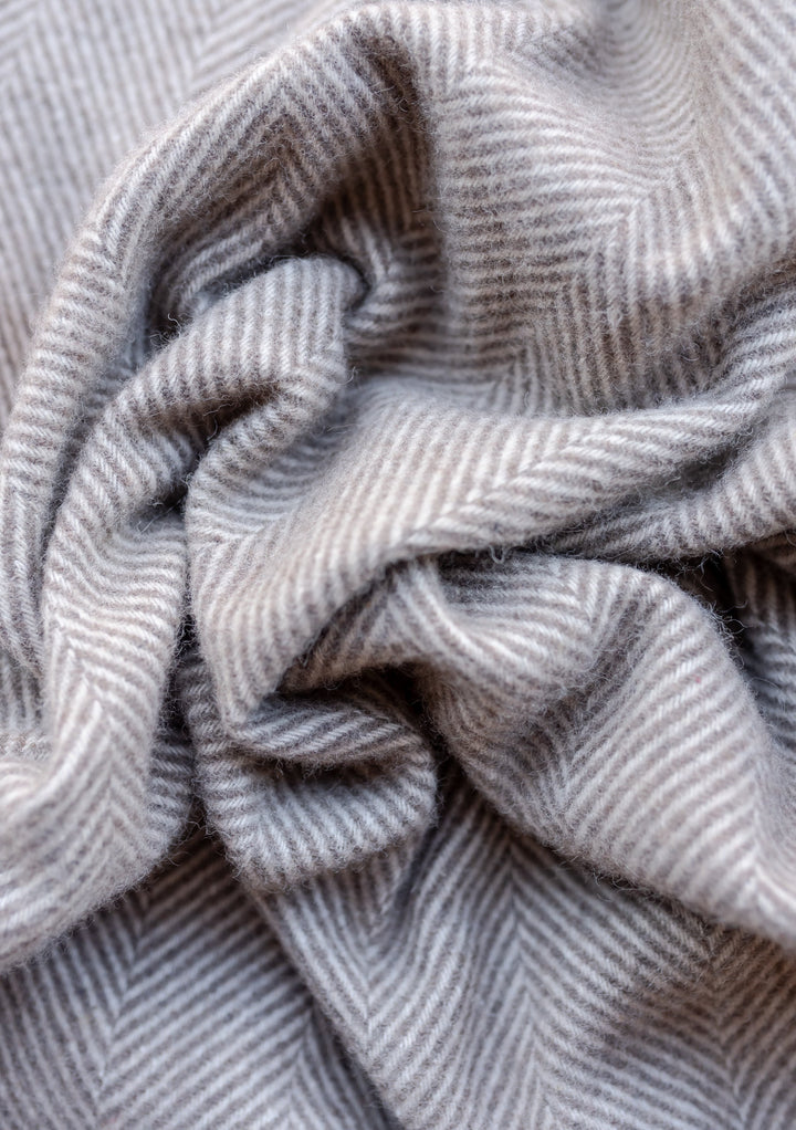 Petite couverture de pique-nique en laine recyclée à chevrons naturels