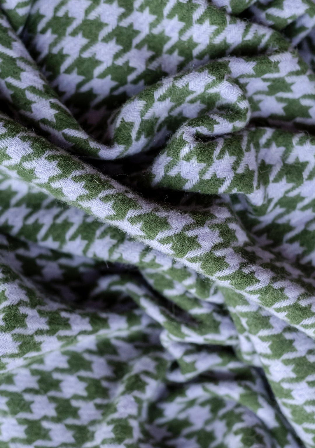 Schal aus Lammwolle mit olivgrünem Hahnentrittmuster