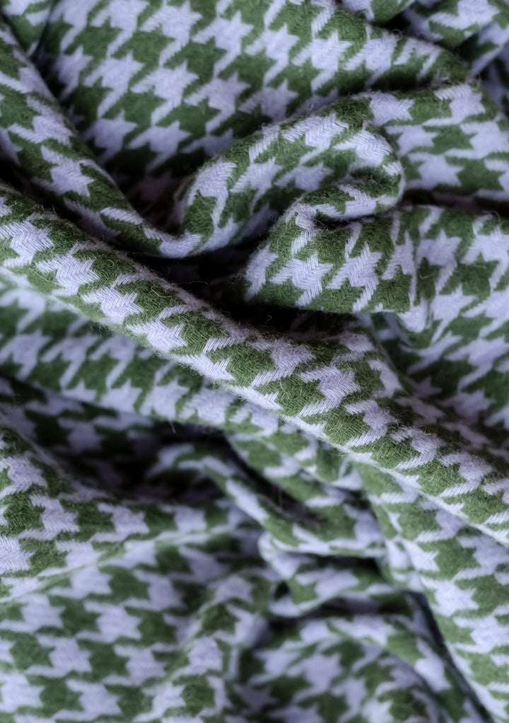 Schal aus Lammwolle mit olivgrünem Hahnentrittmuster