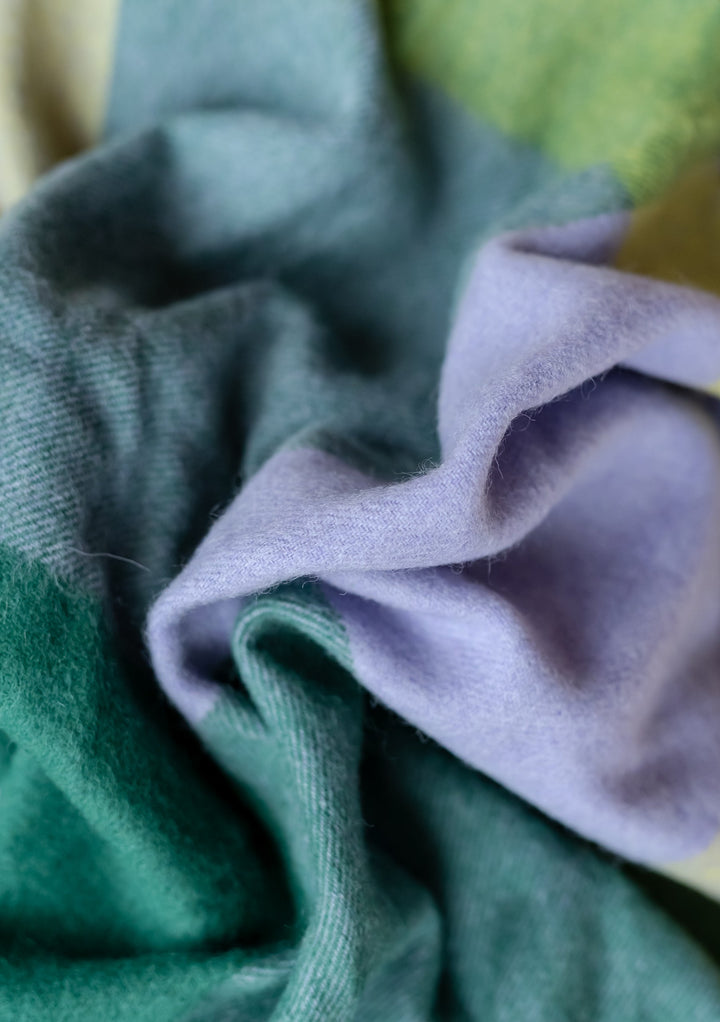 Übergroßer Schal aus Lammwolle mit grünem Randkaro