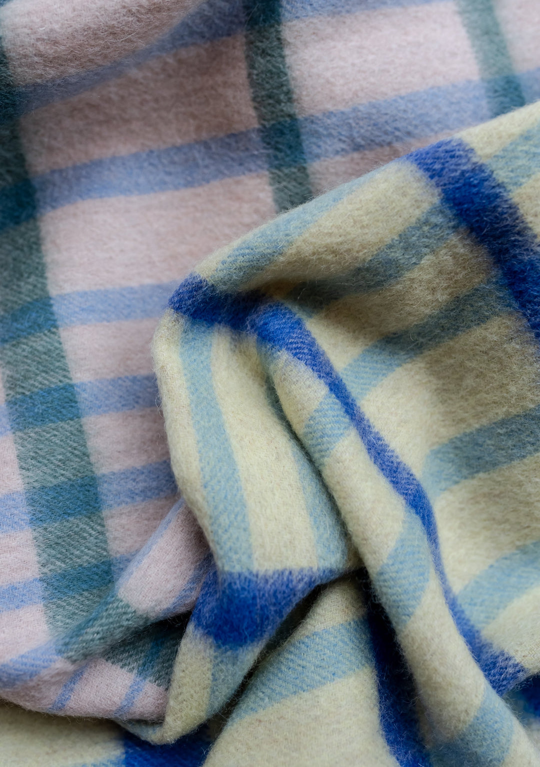 Übergroßer Schal aus Lammwolle mit Farbverlauf in Limette 