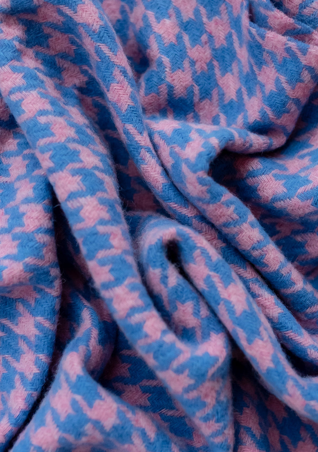 Übergroßer Schal aus Lammwolle mit blauem Hahnentrittmuster