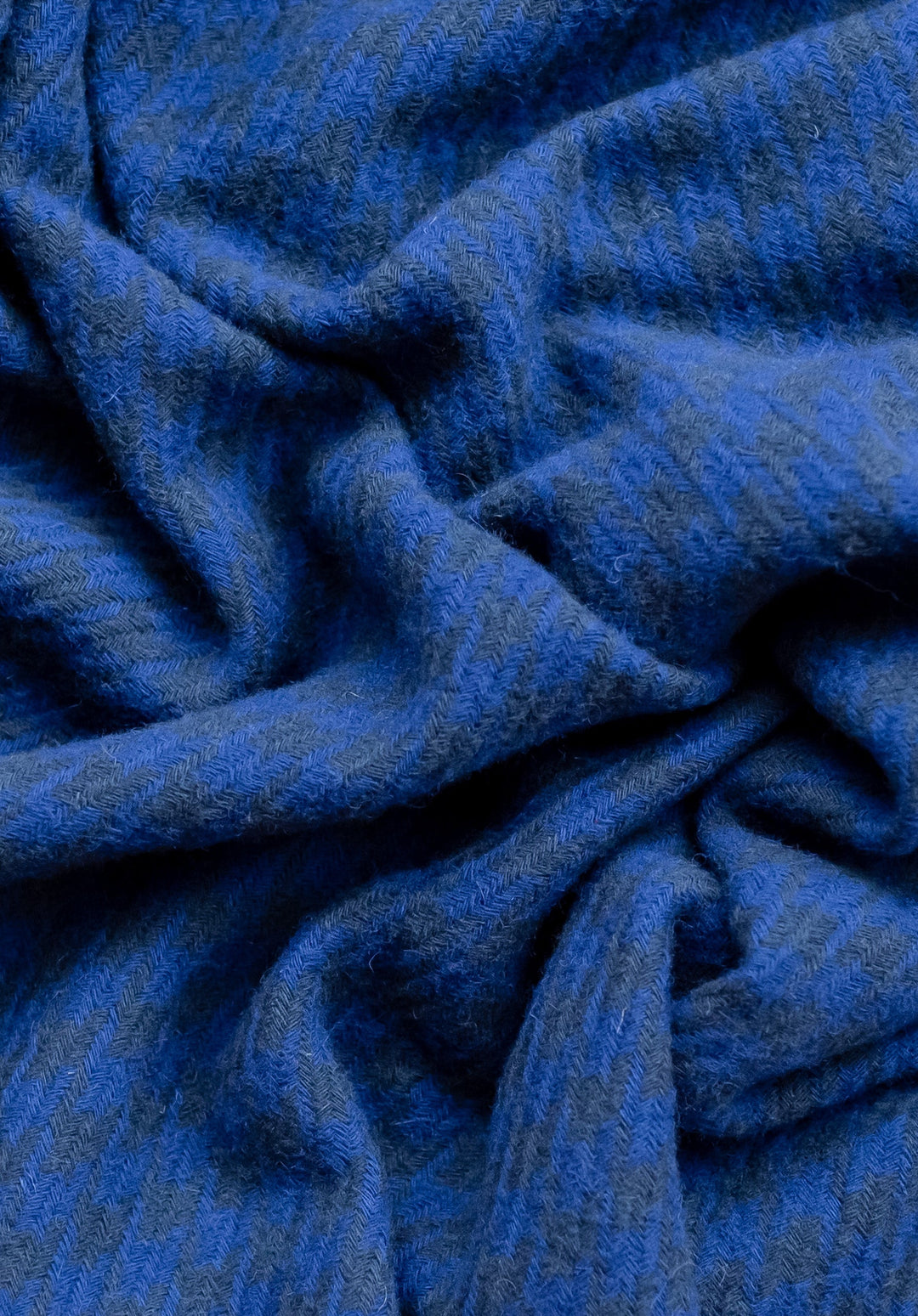 Schal aus Lammwolle mit Hahnentrittmuster in Kobalt