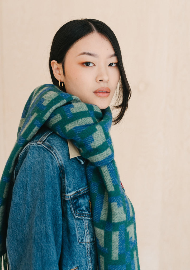 Lambswool Oversized Scarf in Houndstooth Jacquard