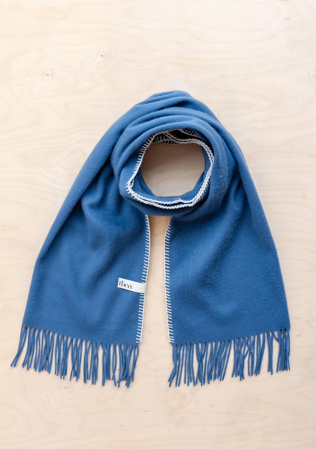 Übergroßer Schal aus Lammwolle mit blauem Stich 