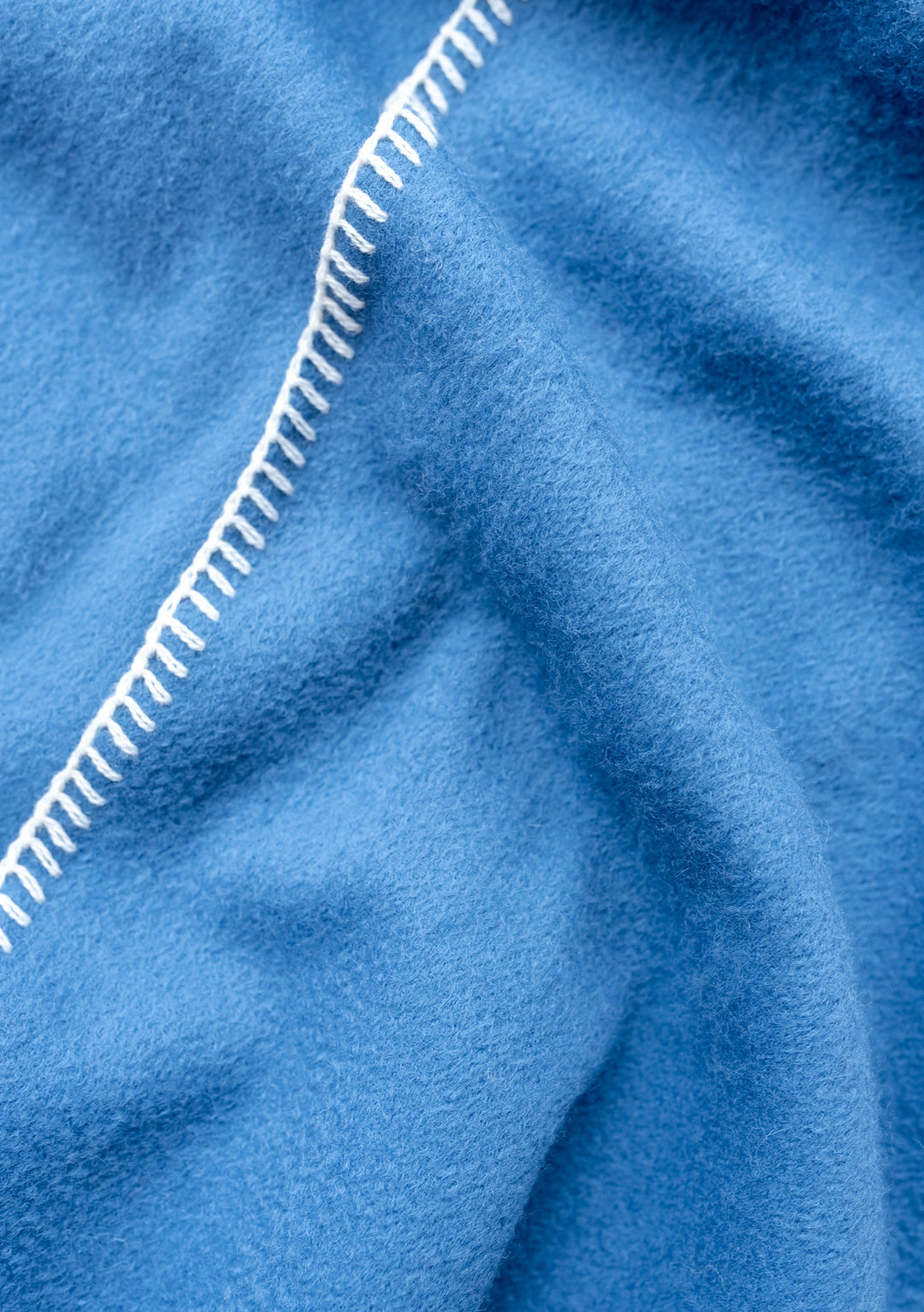 Übergroßer Schal aus Lammwolle mit blauem Stich 