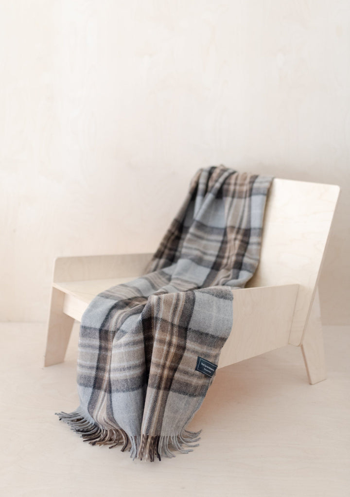 Kleine Decke aus recycelter Wolle im Mackellar-Schottenmuster
