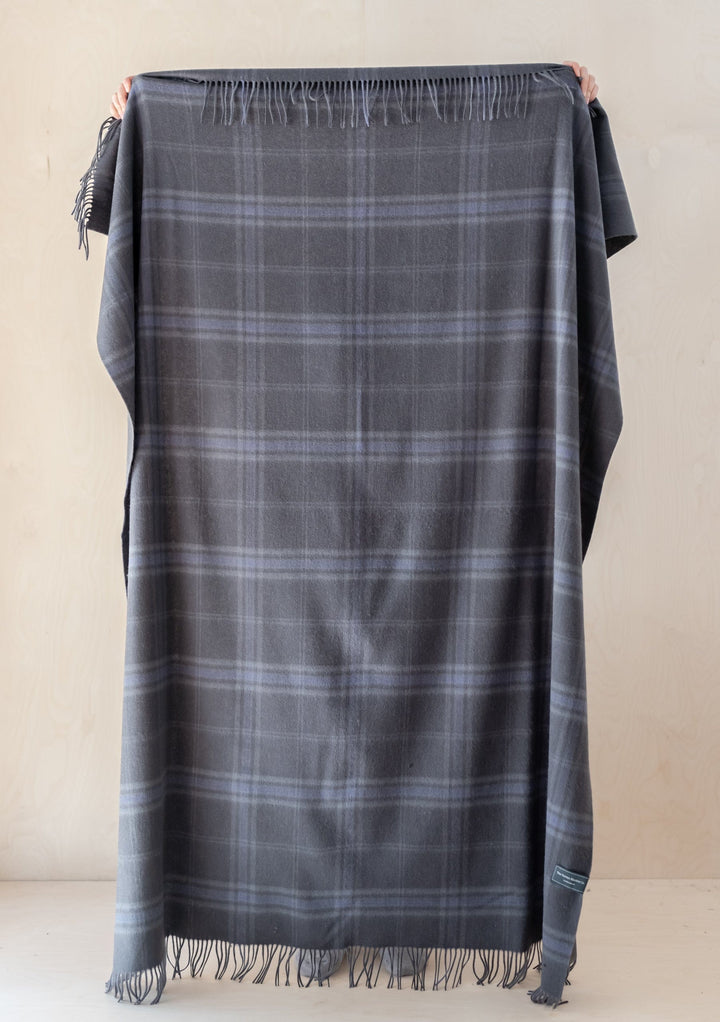 Decke aus Lammwolle in Persevere Flint Grey Tartan