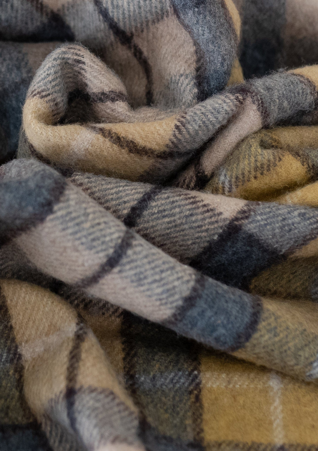 Kleine Decke aus recycelter Wolle in Buchanan Natural Tartan