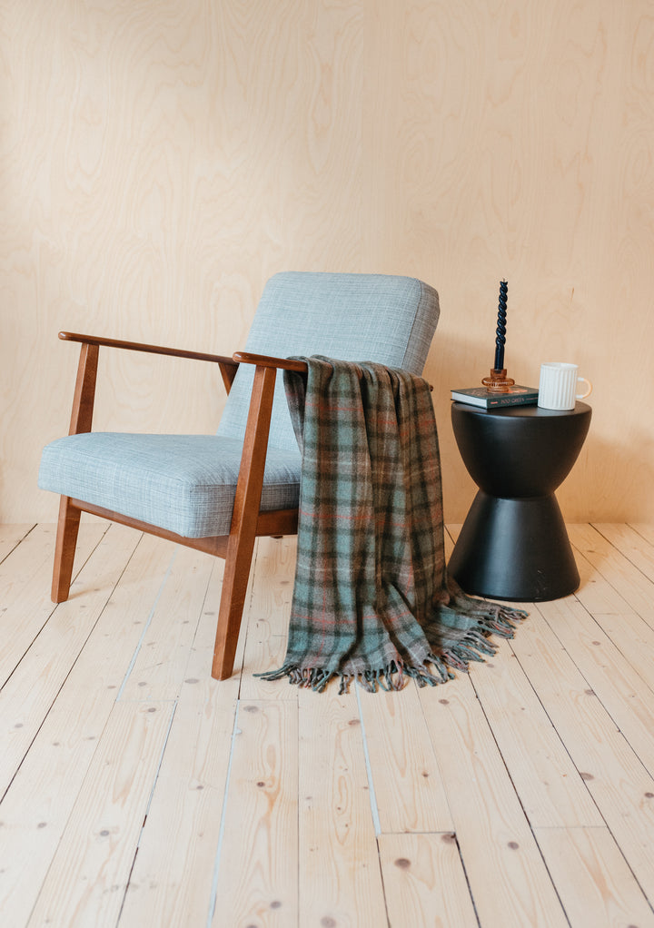 Decke aus recycelter Wolle in Fraser Hunting Weathered Tartan