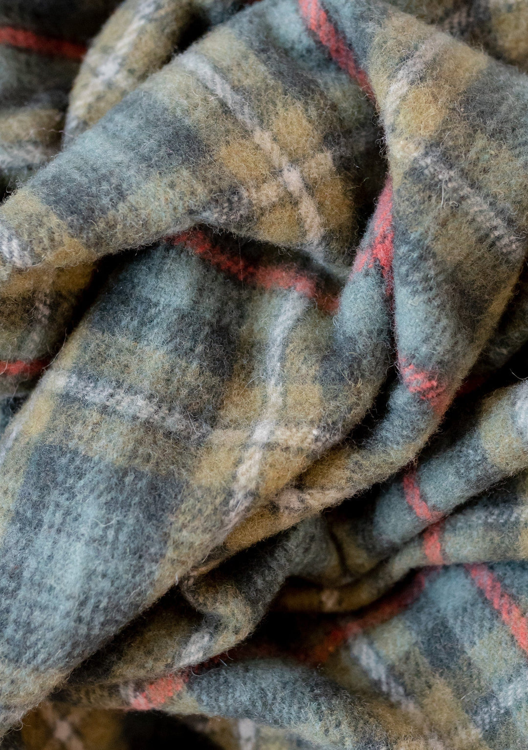 Kleine Decke aus recycelter Wolle in Mackenzie Weathered Tartan
