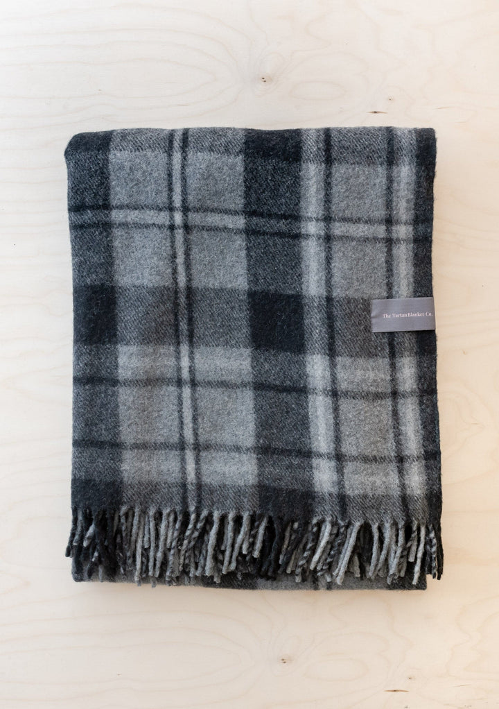 Couverture en laine recyclée en tartan gris Macrae