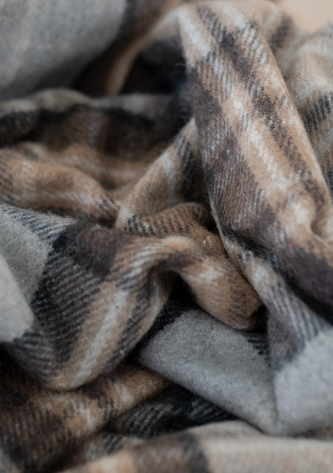 Decke aus recycelter Wolle im Mackellar-Schottenmuster