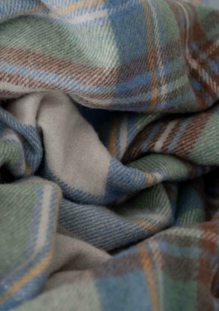 Kleine Decke aus recycelter Wolle im gedämpften blauen Stewart-Schottenmuster