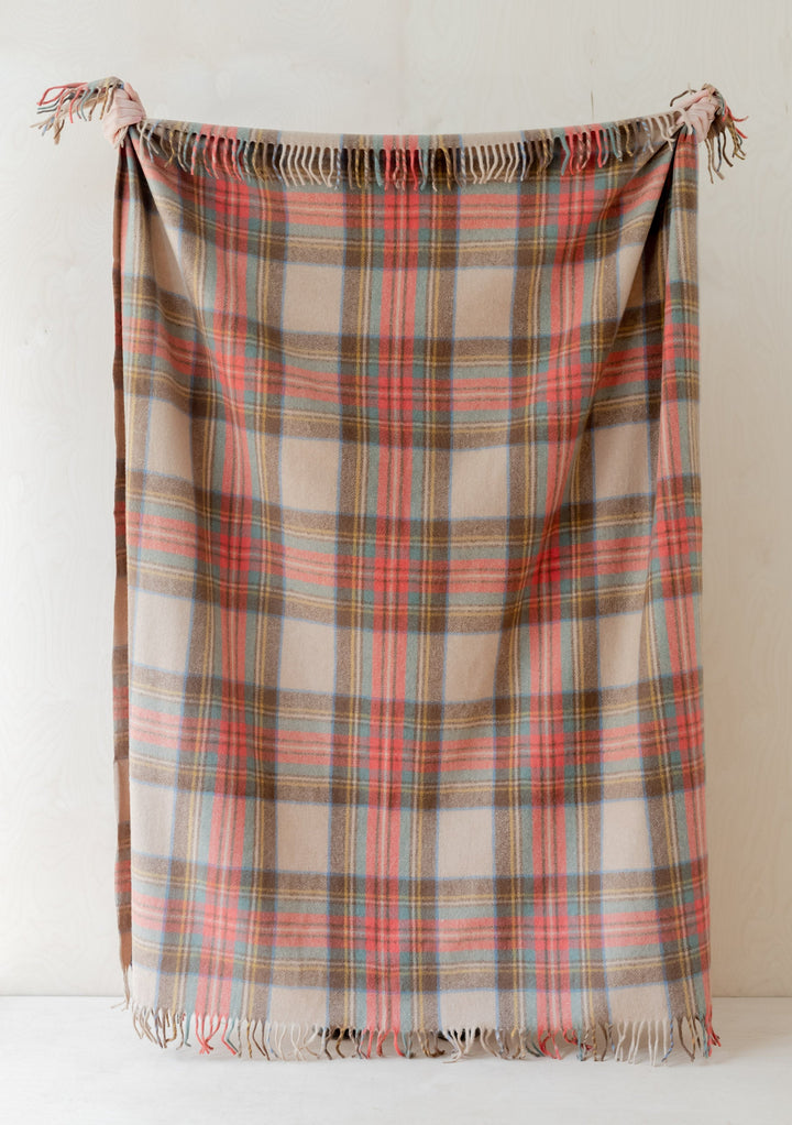 Decke aus recycelter Wolle im Stewart-Kleid mit antikem Schottenkaro