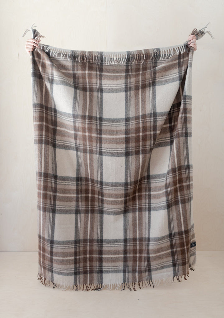 Decke aus recycelter Wolle in Stewart Natural Dress Tartan